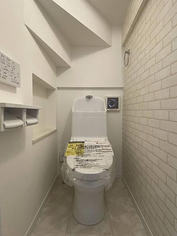 1階・2階にそれぞれ設けられたトイレは温水洗浄便座です。(写真は1階トイレ)