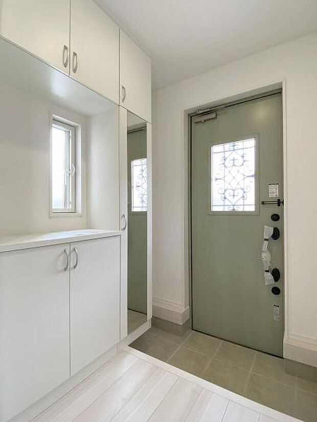 姿見付きのシューズボックスはお出かけ前に身だしなみチェック可能。