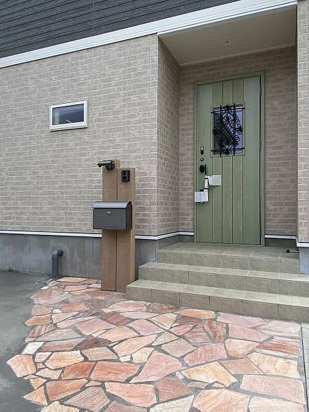 モザイクタイルがおしゃれな外玄関。