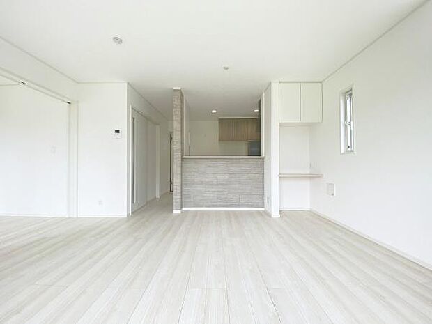 白を基調とし、日中明るくお過ごしいただけるリビング。