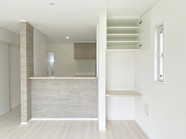 キッチン背面にカウンターがあり、デスク等としてご活用いただけます。