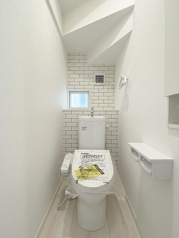 1階・2階にそれぞれ設けられたトイレは温水洗浄便座です。(写真は1階トイレ)