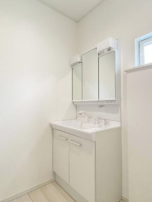 三面鏡付きの洗面台です。鏡裏にも収納可能。
