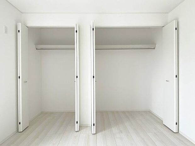 二つあるクローゼットは使い分け可能。