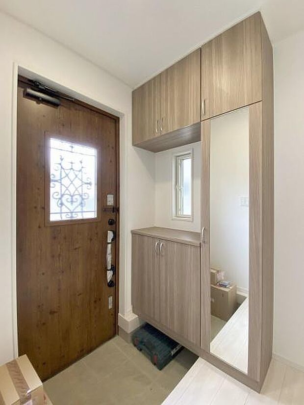 姿見付きのシューズボックスはお出かけ前に身だしなみチェック可能。