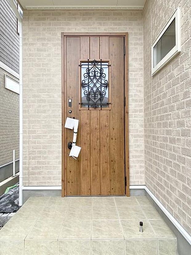 玄関の外側の様子です。