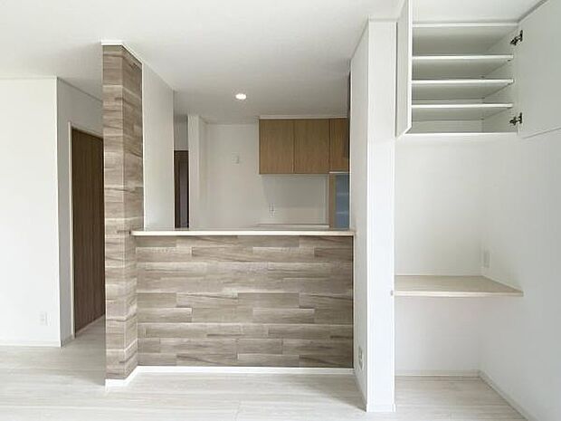 キッチン背面にカウンターがあり、デスク等としてご活用いただけます。