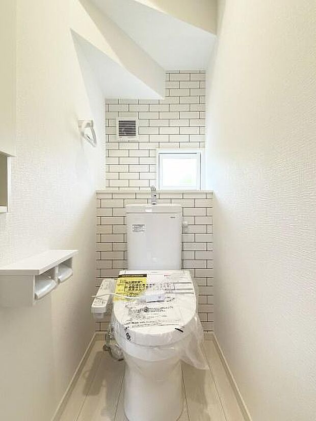 1階・2階にそれぞれ設けられたトイレは温水洗浄便座です。(写真は1階トイレ)