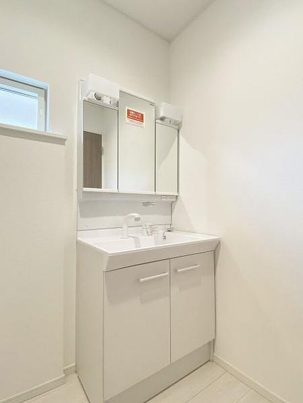 三面鏡付きの洗面台です。鏡裏にも収納可能。