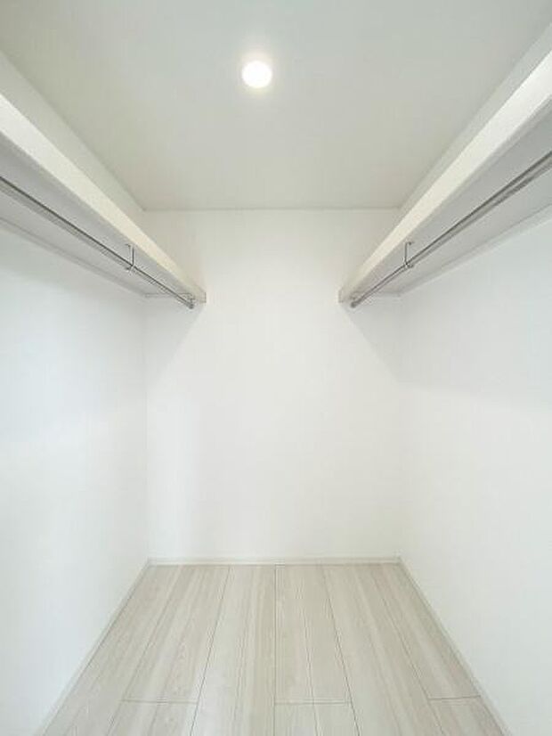 広々ウォークインクローゼット。