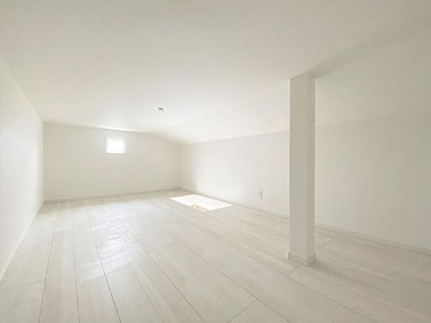 季節ものの収納などに便利な小屋裏収納。
