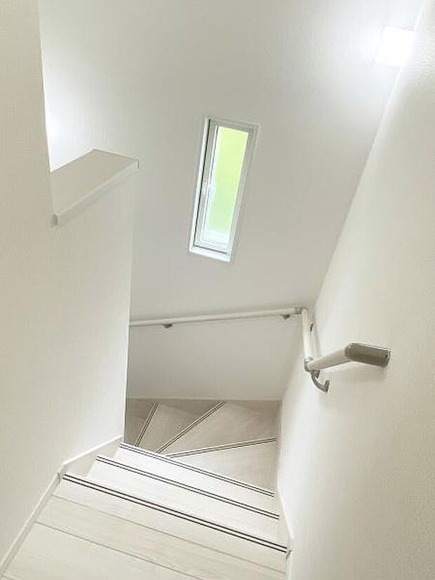 階段には手すりがついているので昇り降り安心です。