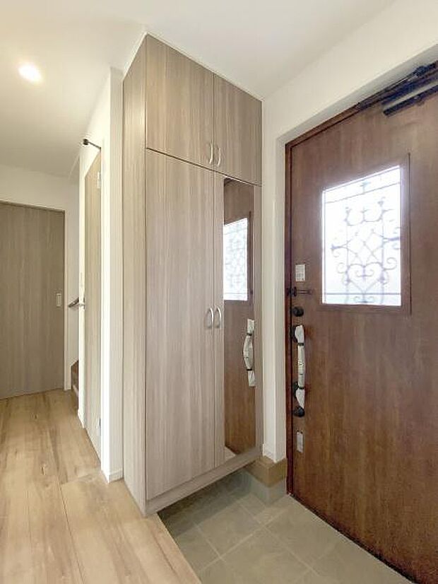 姿見付きのシューズボックスはお出かけ前に身だしなみチェック可能。