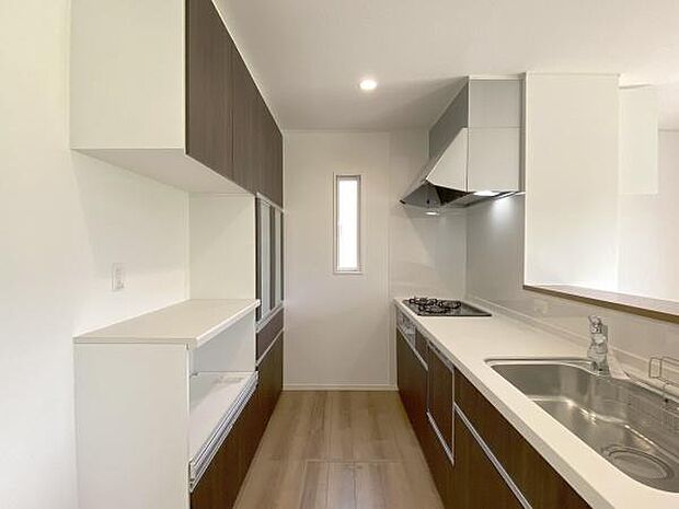 キッチン背面にはたっぷりとしまえる棚があります。