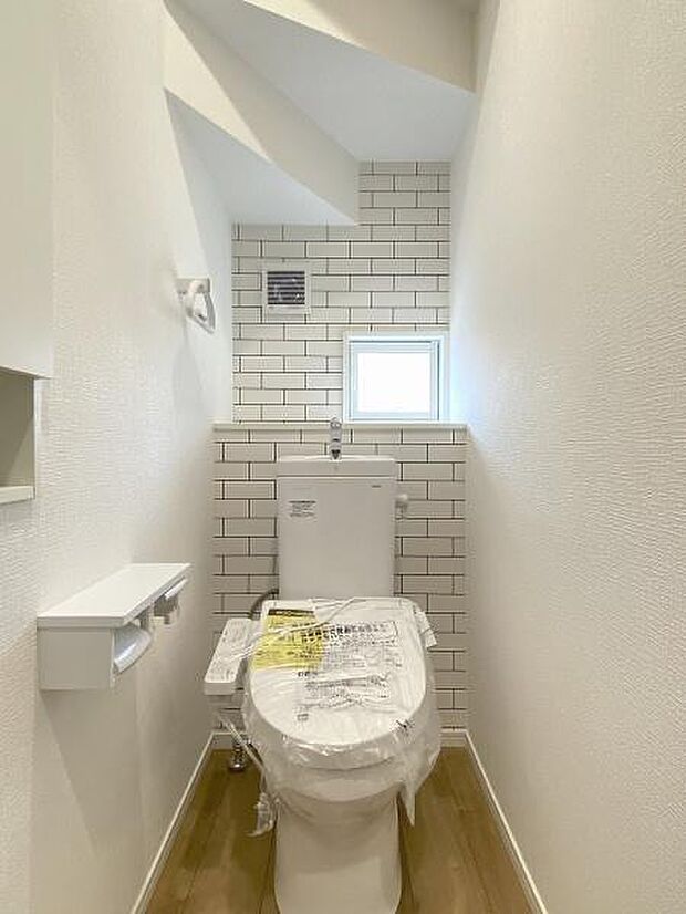 1階・2階にそれぞれ設けられたトイレは温水洗浄便座です。(写真は1階トイレ)