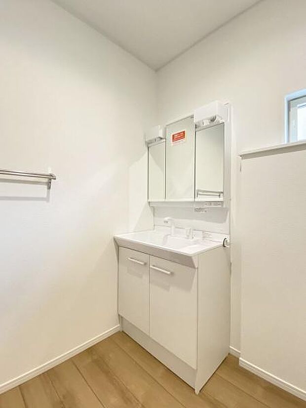 三面鏡付きの洗面台です。鏡裏にも収納可能。