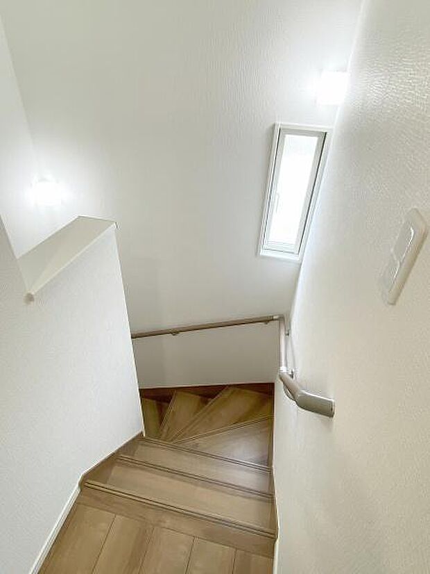 階段には手すりがついているので昇り降り安心です。