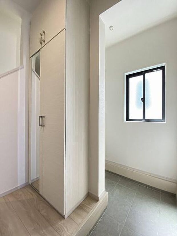 シューズボックスのほかにシューズインクロークもあるので玄関がスッキリ片付きます。