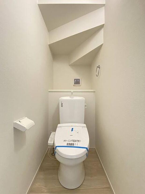 1階・2階にそれぞれ設けられたトイレは温水洗浄便座です。(写真は1階トイレ)