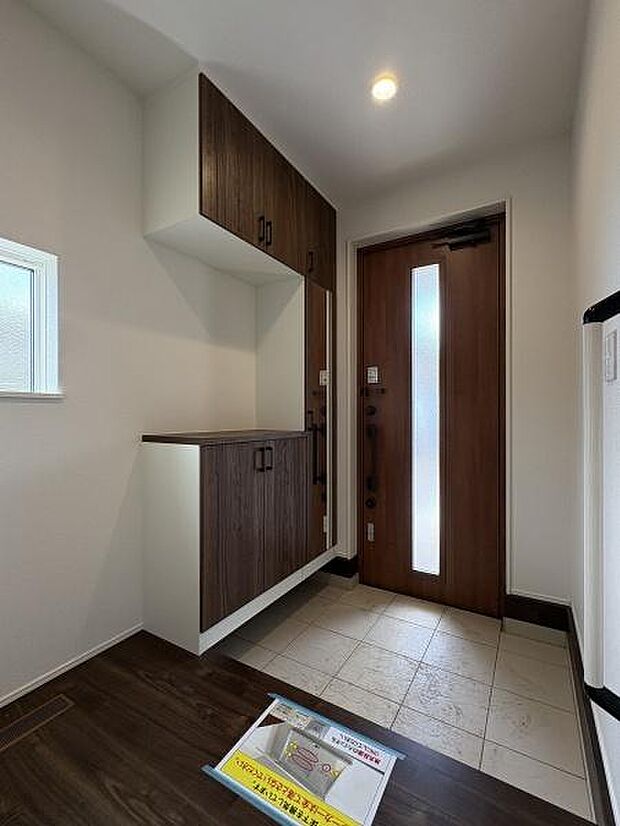 たっぷり収納できるシューズボックスを備えた玄関内。