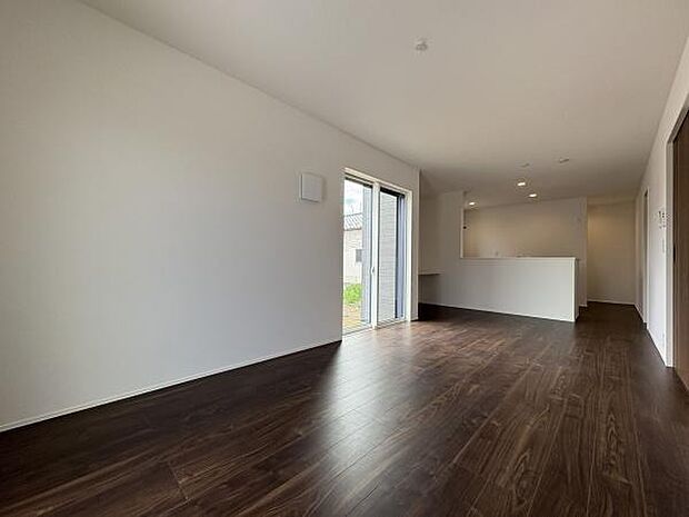 キッチンまで一続きで広々とした空間。