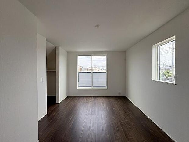 バルコニーに面した主寝室におすすめの8.2帖洋室。