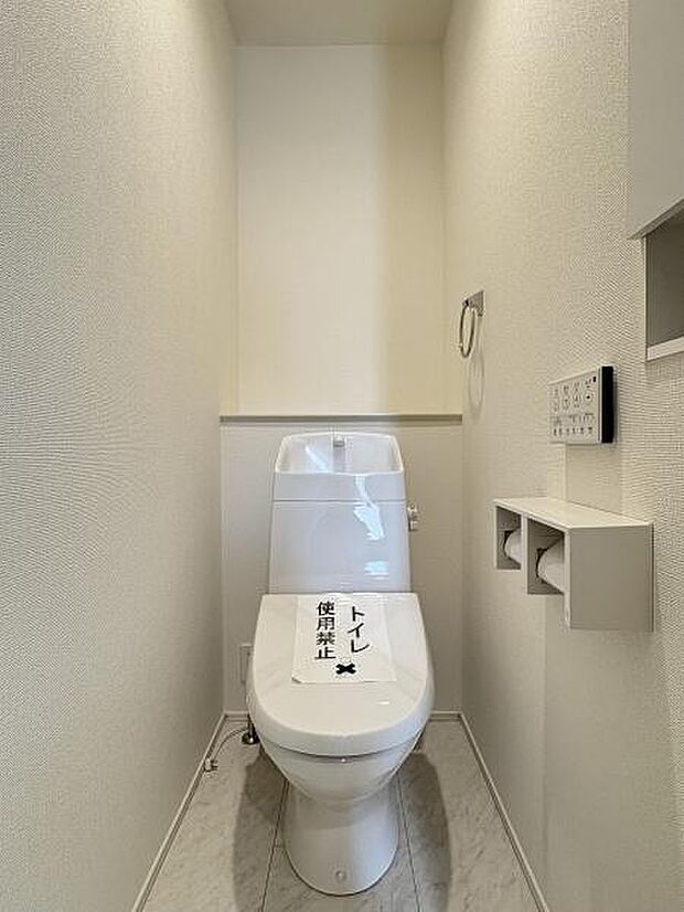 1階・2階にそれぞれ設けられたトイレは温水洗浄便座です。(写真は1階トイレ)