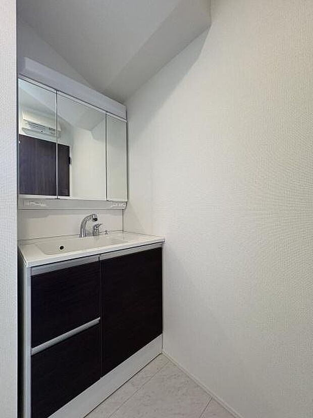 収納たっぷりの洗面台。備品をすっきりさせることで、生活感が出にくくなります。