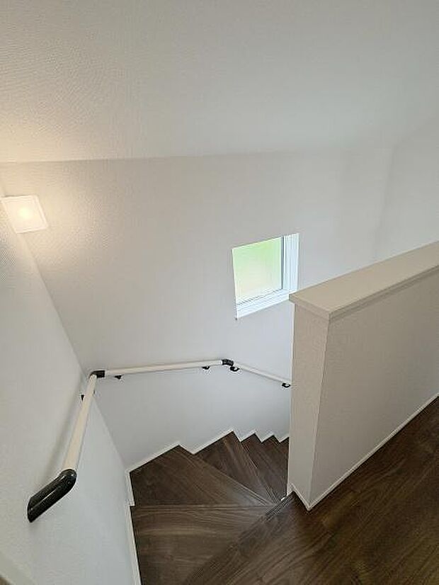 階段には手すりがついているので昇り降りが安心です。