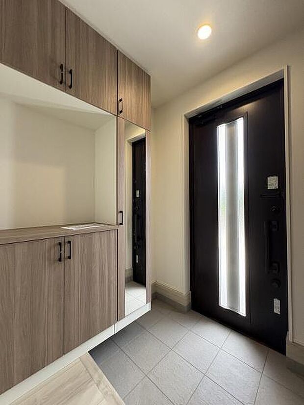 たっぷり収納できるシューズボックスを備えた玄関内。姿見付きでおでかけ前の身だしなみチェックができ便利です。