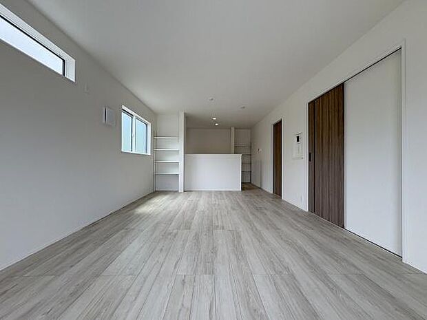 キッチンまで一続きで広々とした空間。18帖です。