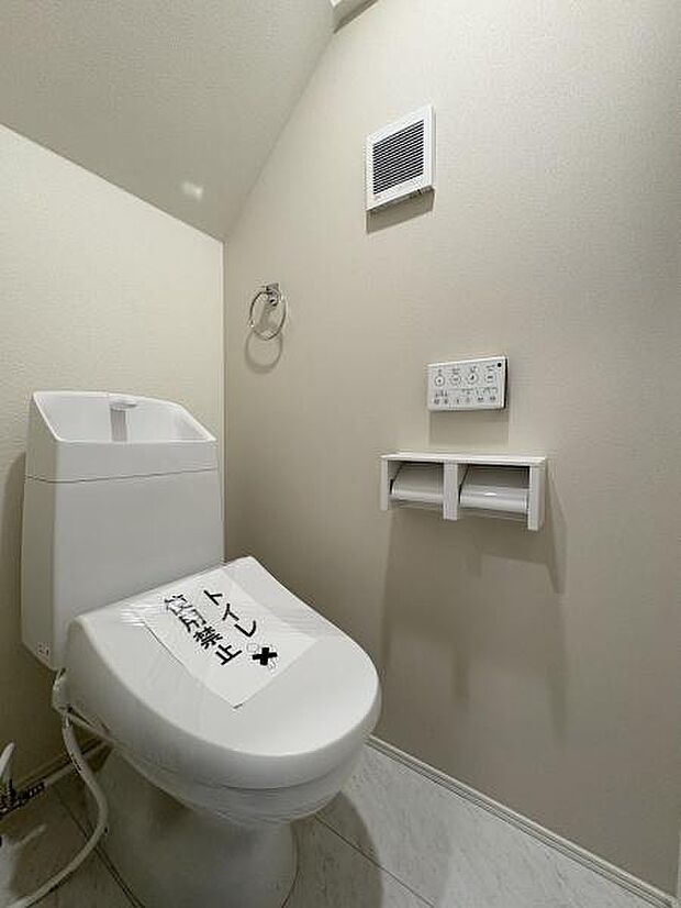 1階・2階にそれぞれ設けられたトイレは温水洗浄便座です。(写真は1階トイレ)