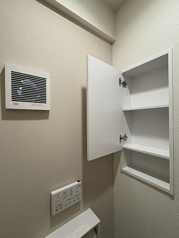 トイレはストックに便利な収納棚があります。