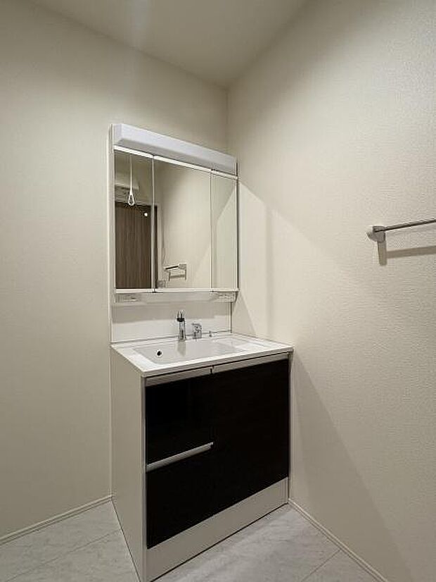 収納豊富な洗面台。備品をすっきりさせることで生活感が出にくくなります。