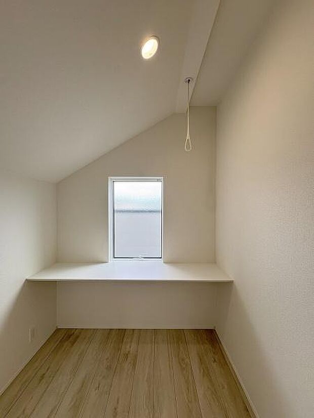 趣味の作業場や宿題コーナーとしてもお使いただけるカウンター付きのユーティリティ。