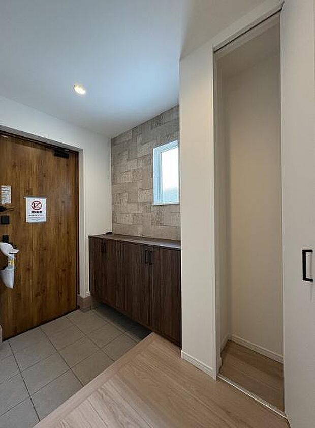 シューズボックスのほかにオープン収納が設置されているので玄関がすっきり片付きます。