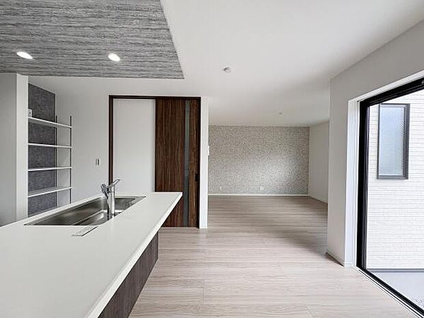 キッチンで家事をしながらリビングが見渡せます。