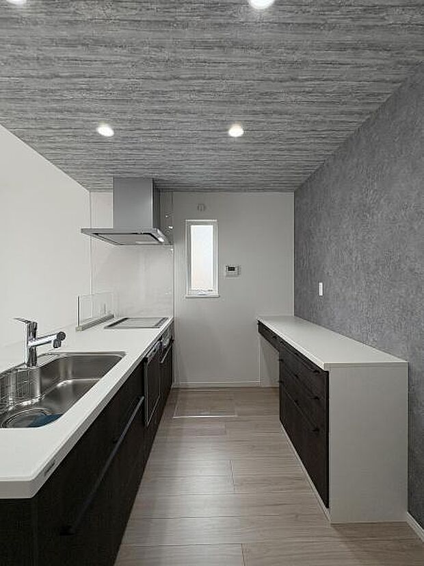 調理家電も使いやすい位置に置けるカップボード付きです。