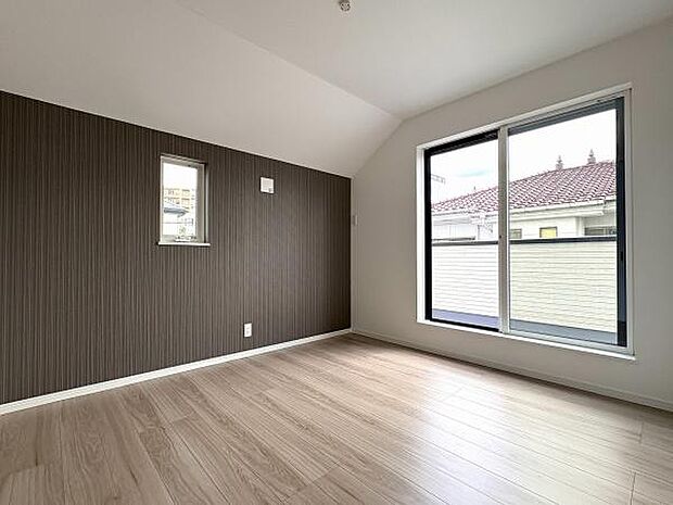 バルコニーに面した主寝室におすすめの6.3帖洋室。