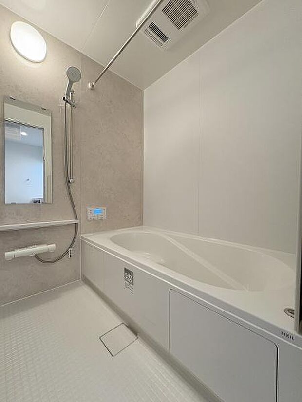 浴室暖房換気乾燥機付きなので冬場も温かく、体温の急激な変化を防ぎます。また、雨の日が続いてもお洗濯物が乾かせます。