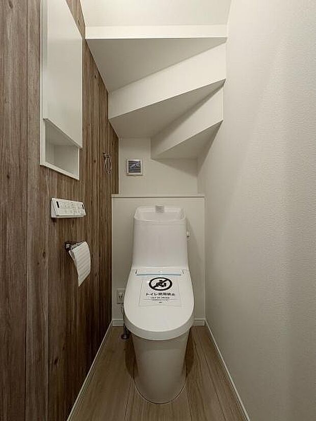 1階・2階にそれぞれ設けられたトイレは温水洗浄便座です。(写真は1階トイレ)