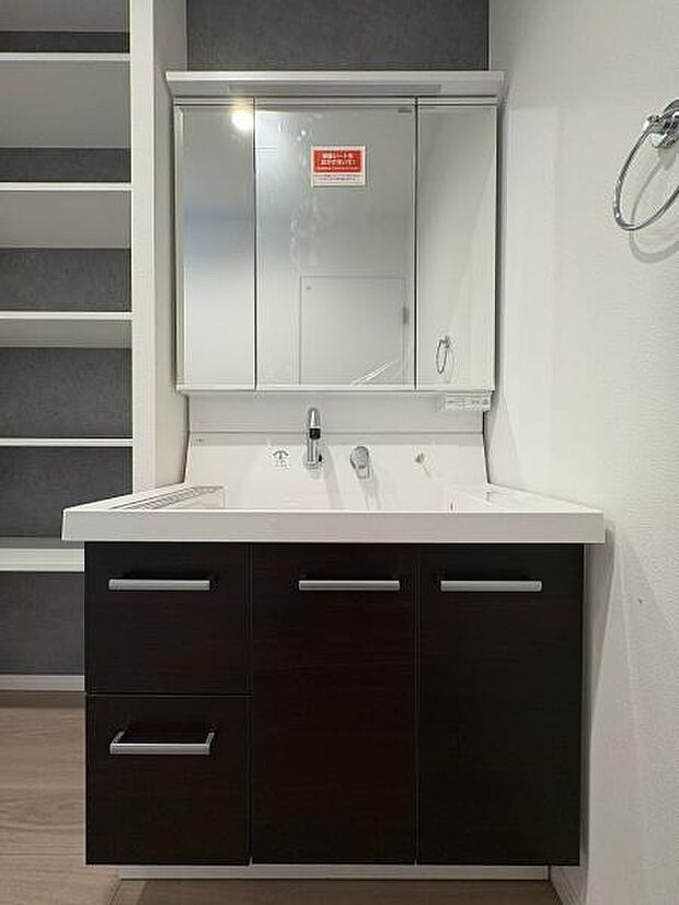 収納豊富な洗面台。備品をすっきりさせることで生活感が出にくくなります。