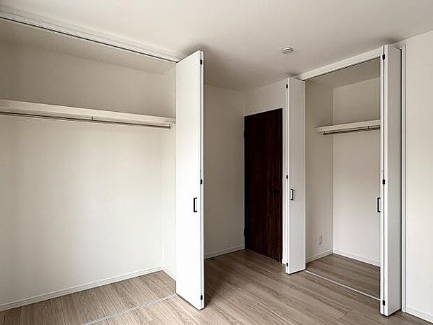 6.3帖のお部屋には二つのクローゼットが設置されています。使う人や季節ごとに整理できるので大変便利です。