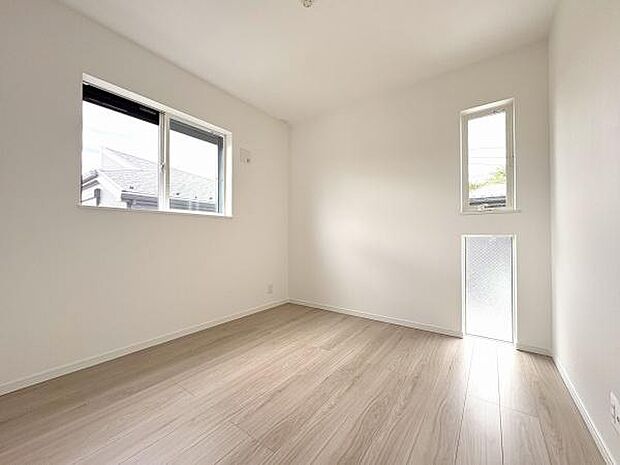 2階4.5帖洋室。バルコニーに面していませんが、その分静かに過ごせます。