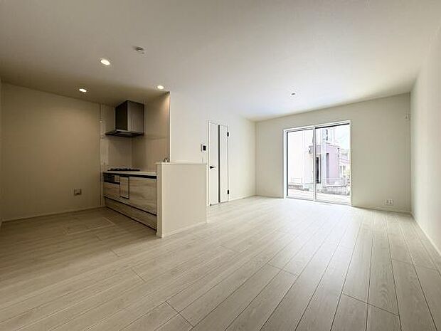 南側掃き出し窓からたっぷり光が入ります。