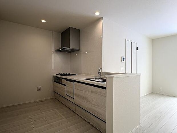 家事をしながらコミュニケーションが取れる対面式キッチン。床下収納付きです。