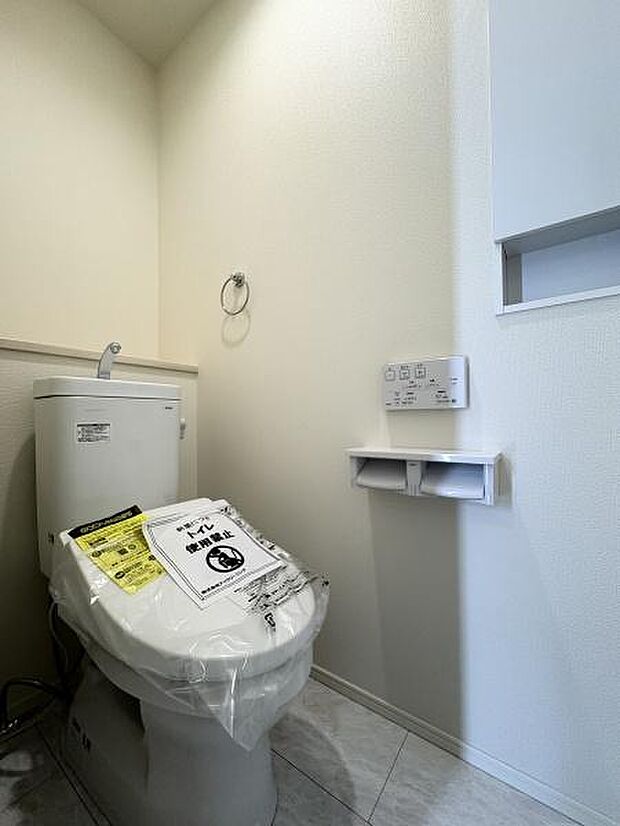 1階・2階にそれぞれ設けられたトイレは温水洗浄便座です。(写真は1階トイレ)