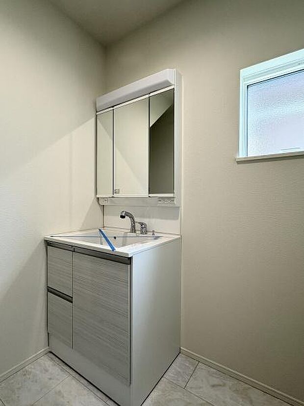 明るさを取り込む窓つきの洗面室。洗面台はたっぷり収納できます。