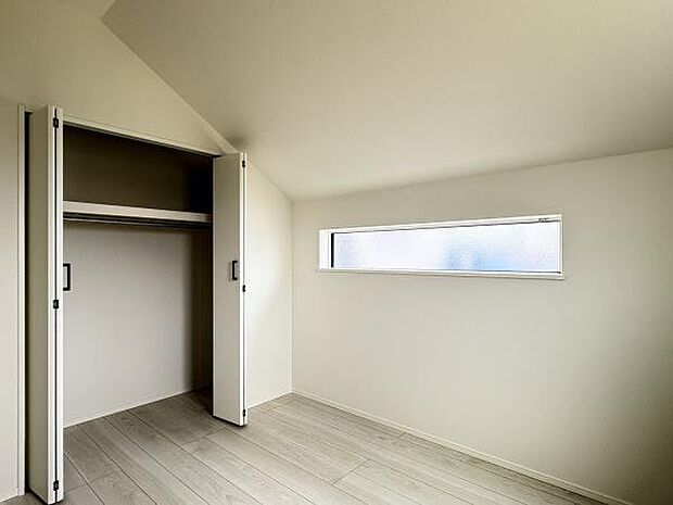 5.2帖洋室内クローゼット。全居室収納スペース付きでお部屋が広く使えます。