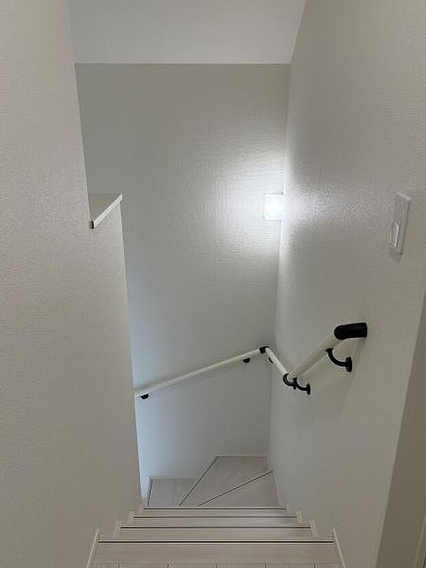 階段には手すりがついているので昇り降り安心です。